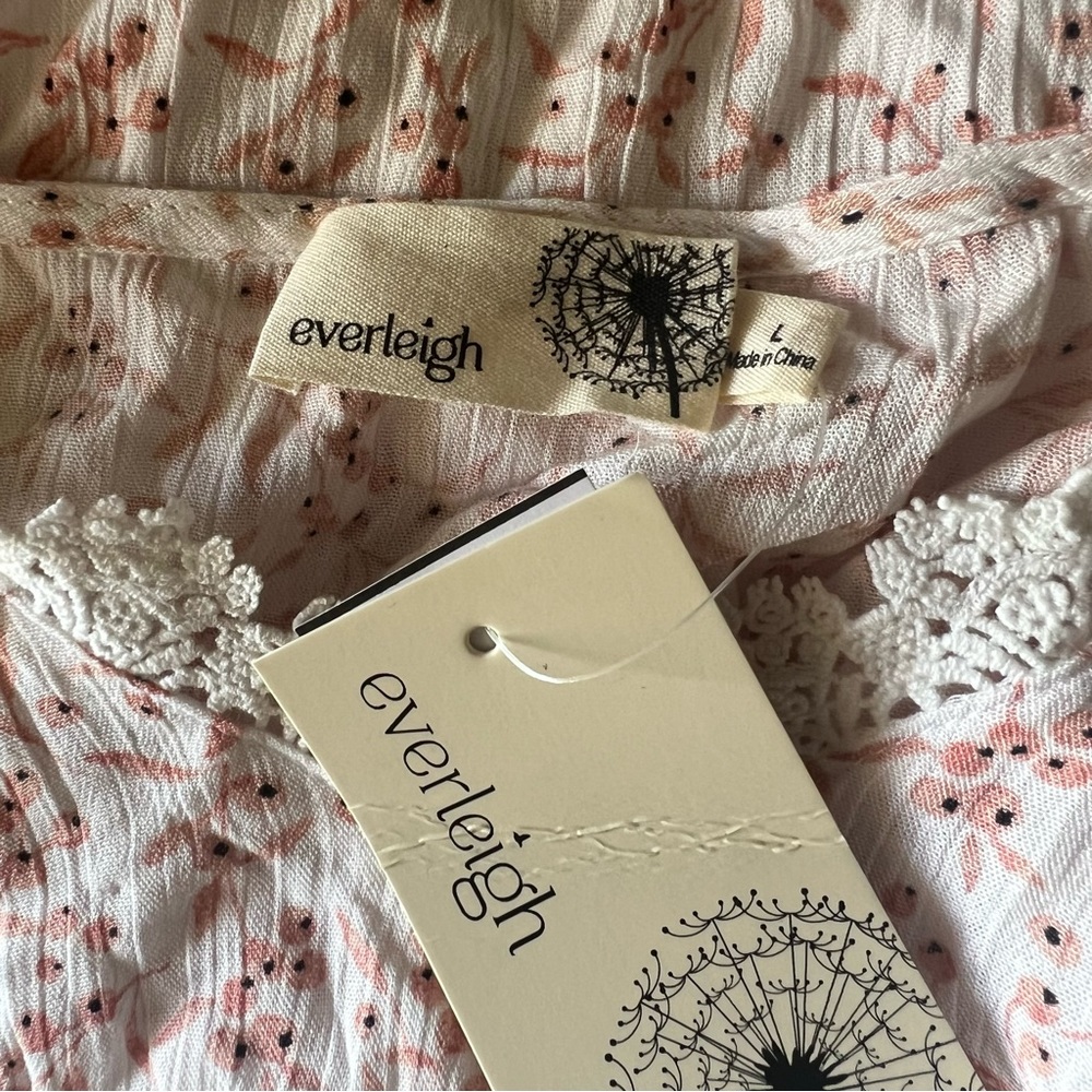 NWT Everleigh Lace Trim V-Neck Blouse Size Large - Picture 6 of 9